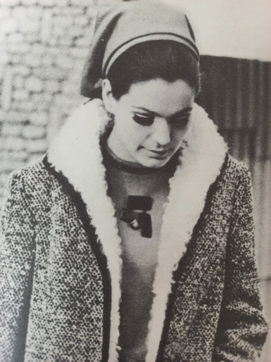 "Мода стран социализма", 1966 - 1967гг. Альбом. редакция "Журнала мод". Ежегодное иллюстрированное издание министерства легкой промышленности СССР. Коллекция автора. 