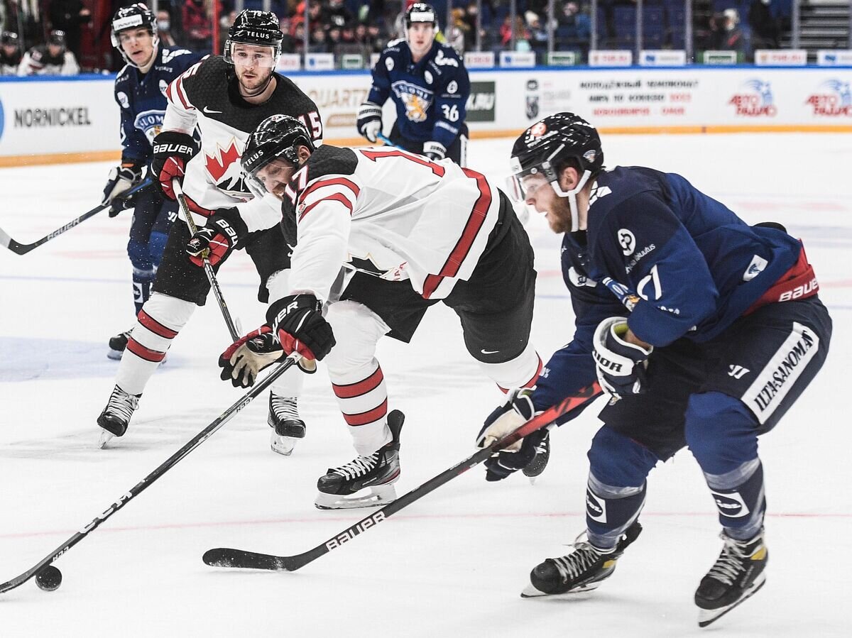    Игрок сборной Финляндии Маркус Нурми, игроки сборной Канады Эрик Фер и Райан Спунер (слева направо)© РИА Новости / Владимир Астапкович