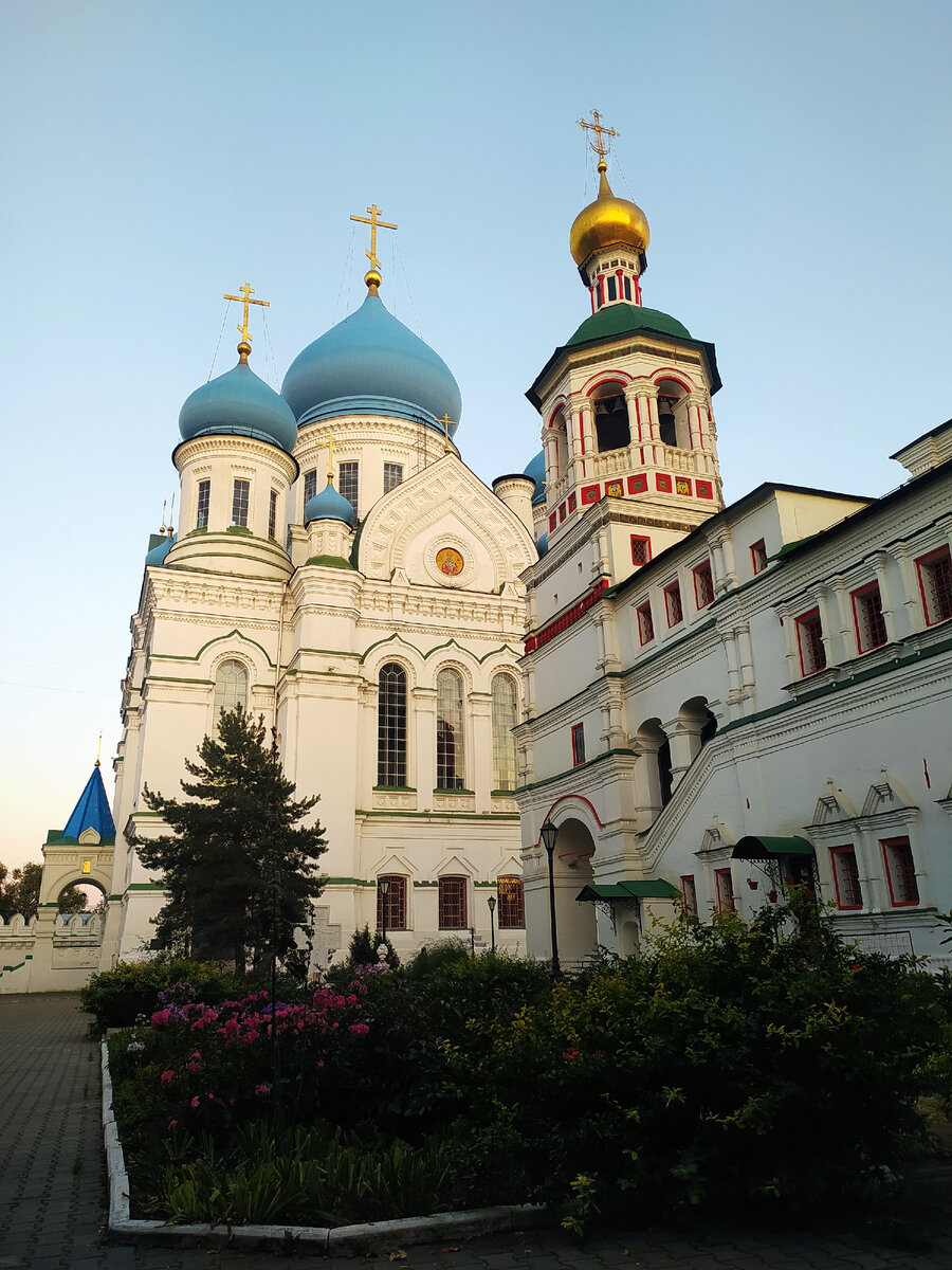 Николо-Перервинский монастырь в Москве. Николо-Перервинский монастырь Шоссейная ул., 82, стр. 9 фото. Очень синее небо и Николо Перервинский монастырь фото.