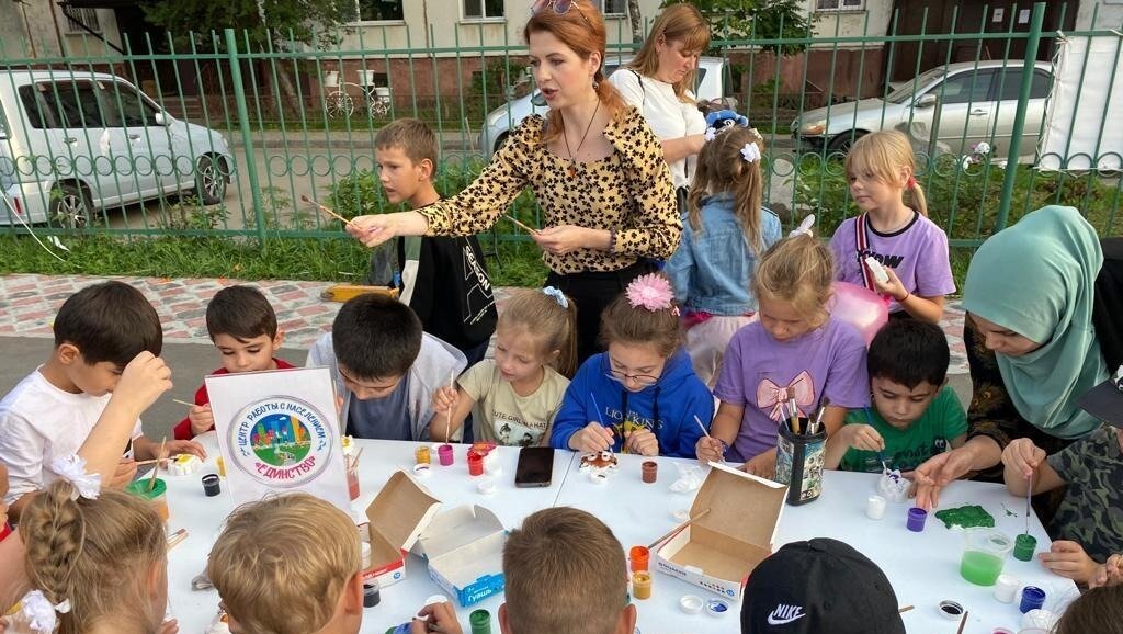     Праздник двора прошёл в Южном микрорайоне Хабаровска — мероприятие устроили для детей и взрослых.