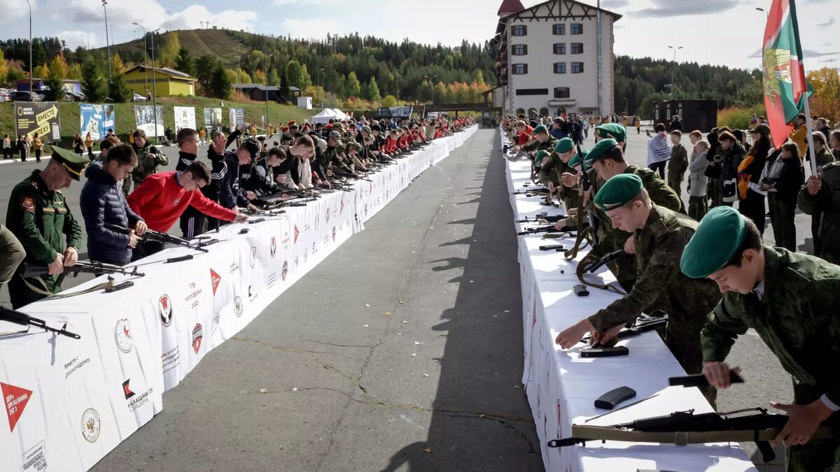     19 сентября участники спартакиады «Гвардия» в Ижевске поставили рекорд России по одномоментной разборке и сборке автомата Калашникова.