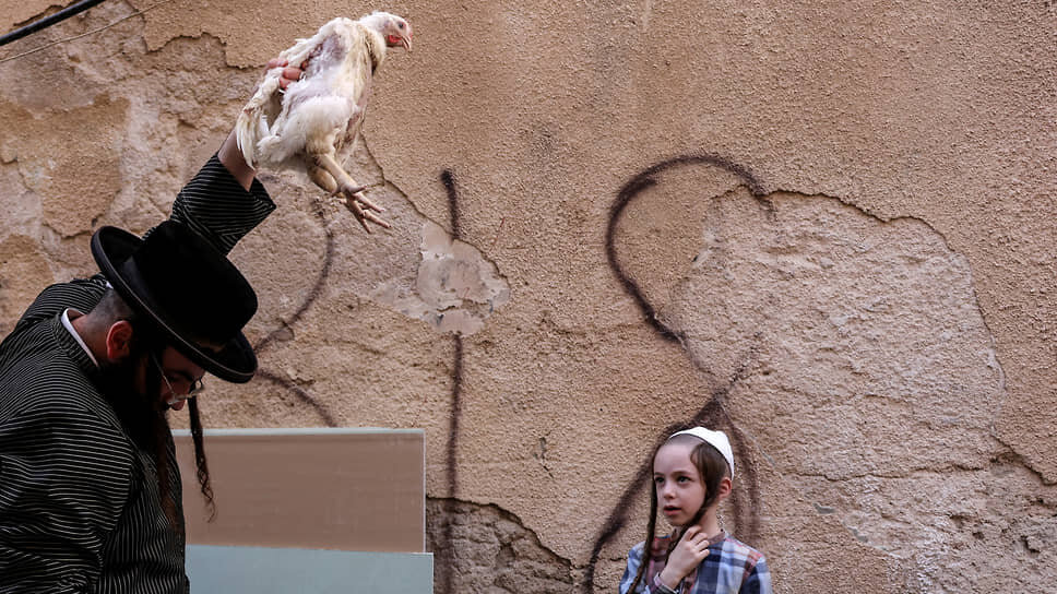    Иерусалим, Израиль. Ортодоксальный еврей совершает обряд искупления в преддверии Йом Кипура — одного из важнейших иудейских праздников, который также называют Судным днем Ronen Zvulun/Reuters