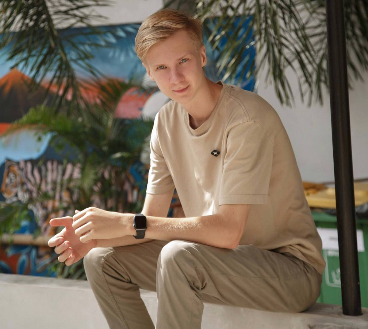 Для начала представлюсь! Меня зовут Макс, в 17 лет я уехал от родителей жить в Китай, добился полной финансовой независимости и начал успешно инвестировать. Собрал свой прибыльный финансовый портфель, изучил тему инвестиций и даже получил диплом от престижного вуза. 