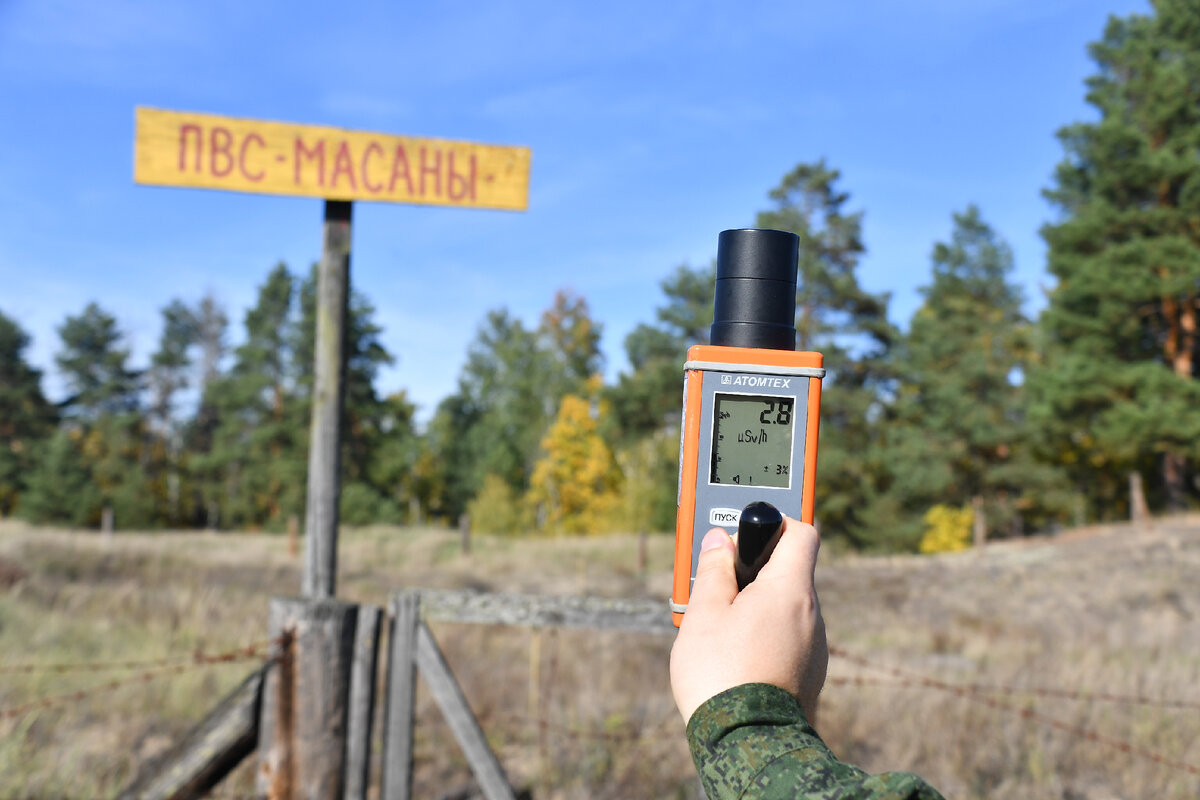 Научно-исследовательская станция Масаны находится в 10 км от АЭС. Учёные здесь работают вахтовым методом. Но есть и два постоянных жителя: кот и пёс по кличке
Стронций