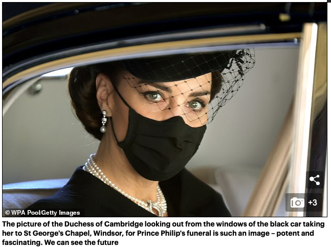 Фотография, на которой герцогиня Кембриджская смотрит из окон черной машины, везущей ее в часовню Святого Георгия в Виндзоре на похороны принца Филиппа, - это такой образ - мощный и завораживающий. Мы можем видеть будущее.