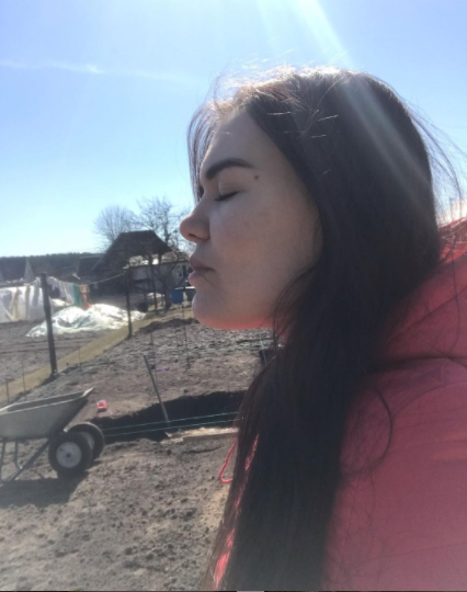 чувствует что что-то забыла