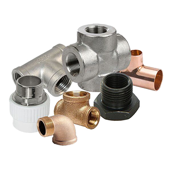 Соединительные фитинги выпускают из пластика и металлических сплавов. Материал фасонных частей подбирают по типу труб, методу установки, рабочим условиям эксплуатации.