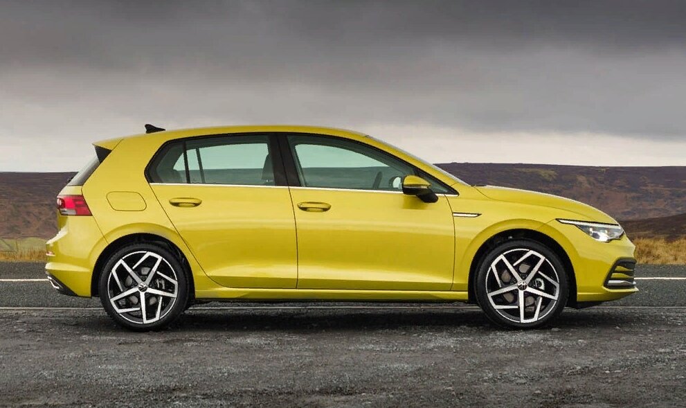 Volkswagen Golf 8 - вид в профиль