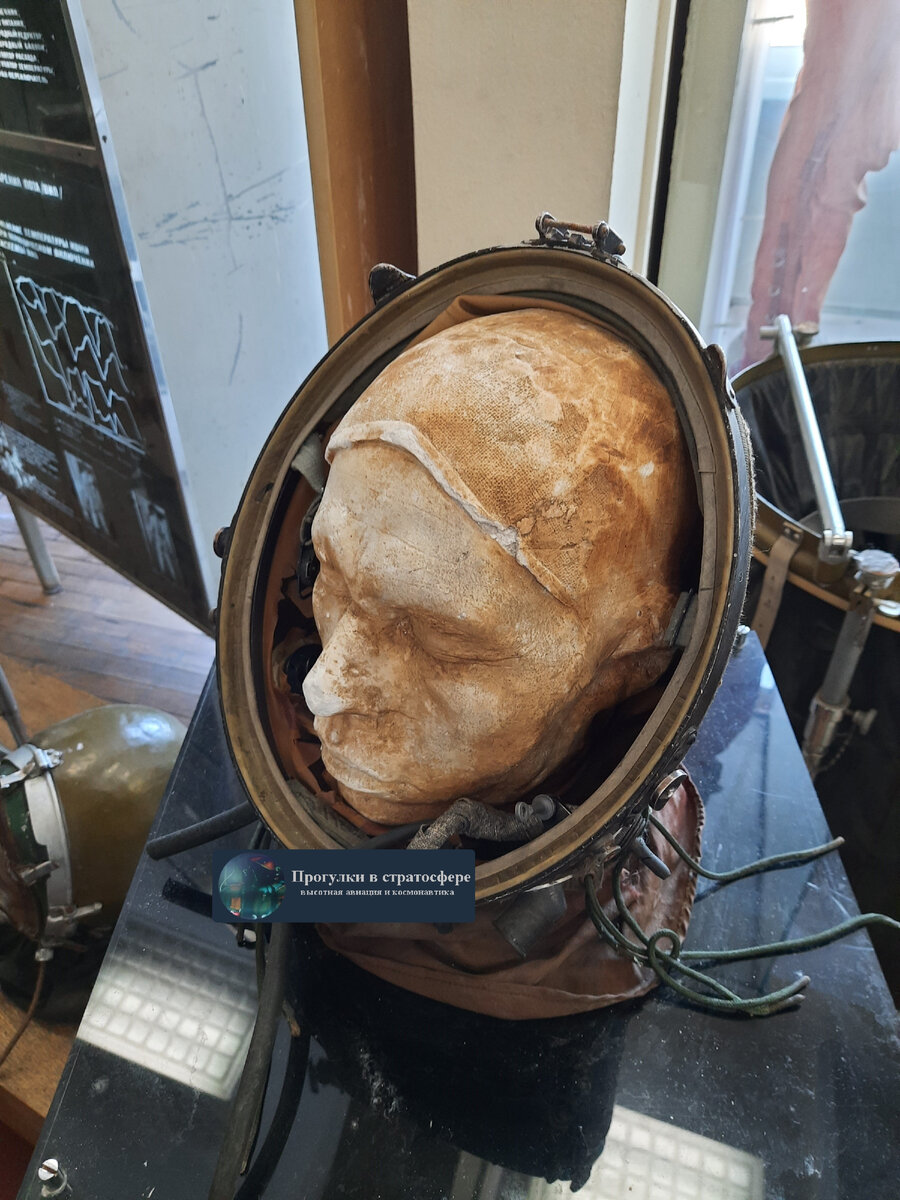 Ну хорошо, сдаюсь! Автор блога согласен со своими читателями в том, что фотографии получились жуткими. Именно от этой фотографии у автора больше всего стынет кровь в жилах и бегут мурашки по коже. Лично мне данная фотография напоминает лорда Дарта Вейдера в шестом эпизоде, когда он захотел взглянуть своими настоящими глазами на Люка Скайуокера.