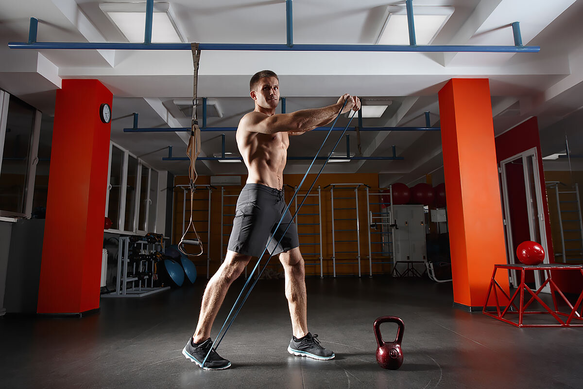 упражнения с резинкой для рук для мужчин. эспандер петля упражнения. упражнения на трицепс с эспандером. эспандер плечевой упражнения для мужчин. упражнения с резинкой для мужчин.