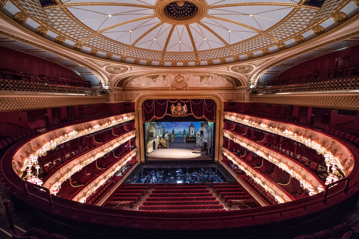 How many theatres. Королевский оперный театр Ковент-Гарден. Великобритания, Лондон. Театр Ковент-Гарден. Лондон опера Ковент Гарден. Королевский театр в Ковент-Гардене в Лондоне.