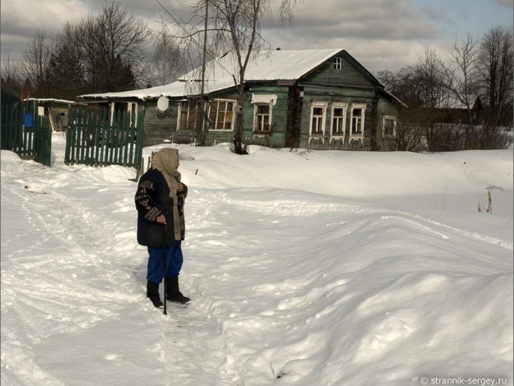 Бабушка зимой фото. Бабушка зимой в деревне. Бабушка в деревне зима. Деревенские бабушки зимой. Люди в деревне зимой.