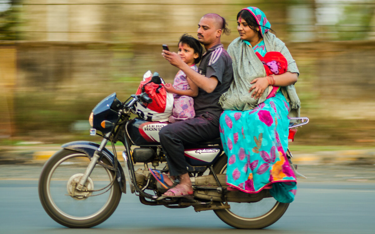Индийская семья на мотоцикле HERO HONDA