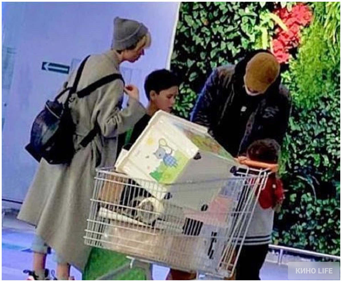 На фото: Павел Прилучный, дети Павла и Мирослава Карпович