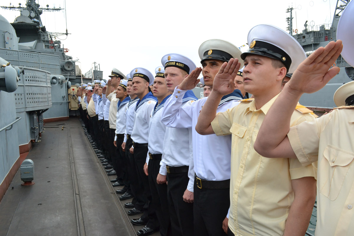 Всю жизнь служить в военном флоте. Моряки Черноморского флота в Севастополе.