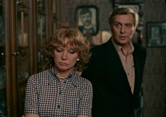 Когда в мою жизнь пришел интернет, я все чаще стала натыкаться на одно занятное заблуждение о фильме Эльдара Рязанова "Вокзал для двоих". Все помнят диалог ближе к концу картины?