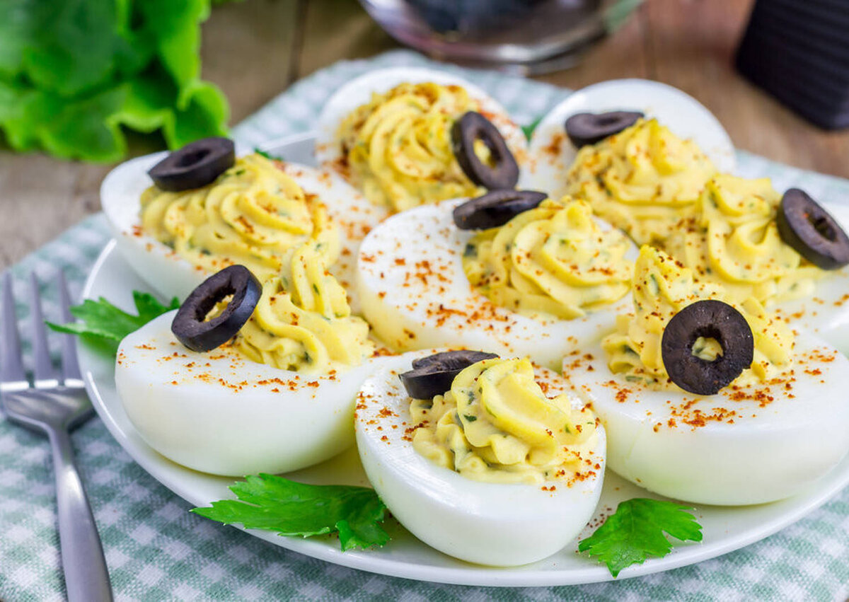 Фаршированные яйца с сайрой