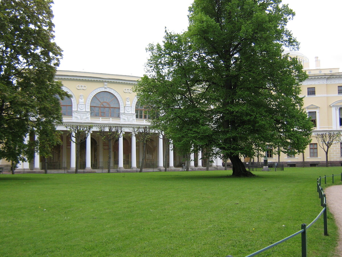 Вид на Павловский дворец