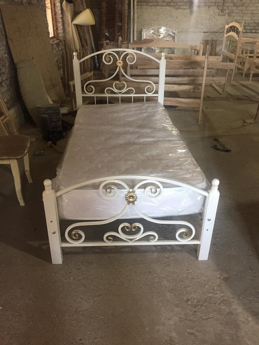 Металлическая односпальная кровать с коваными элементами