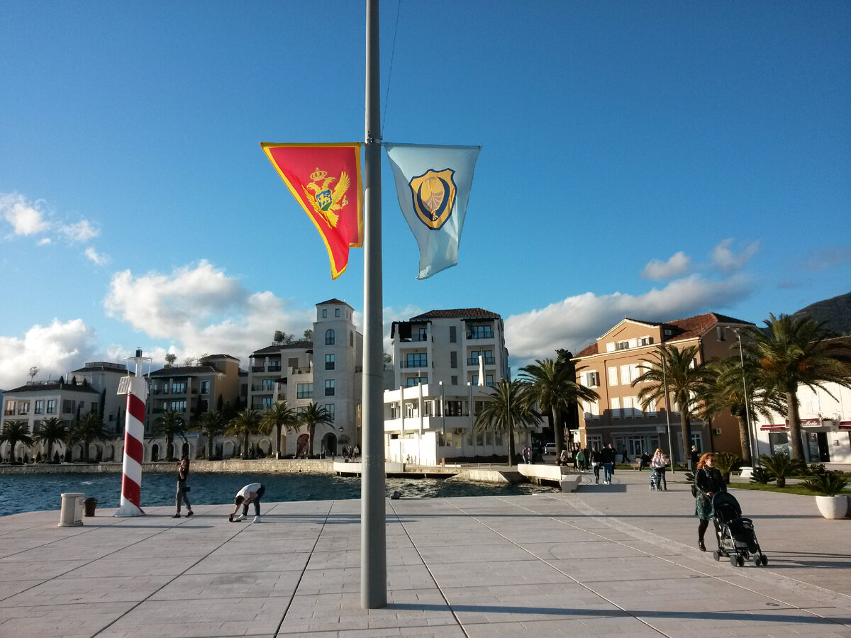 Вид на Порто-Монтенегро. Интересно, смог ли парень слева выбрать удачный ракурс для своей подруги?