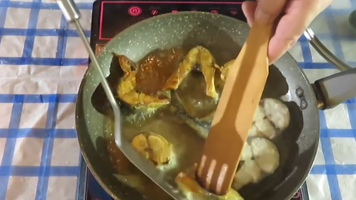 Жареная скумбрия на сковороде с луком — рецепт с фото пошагово