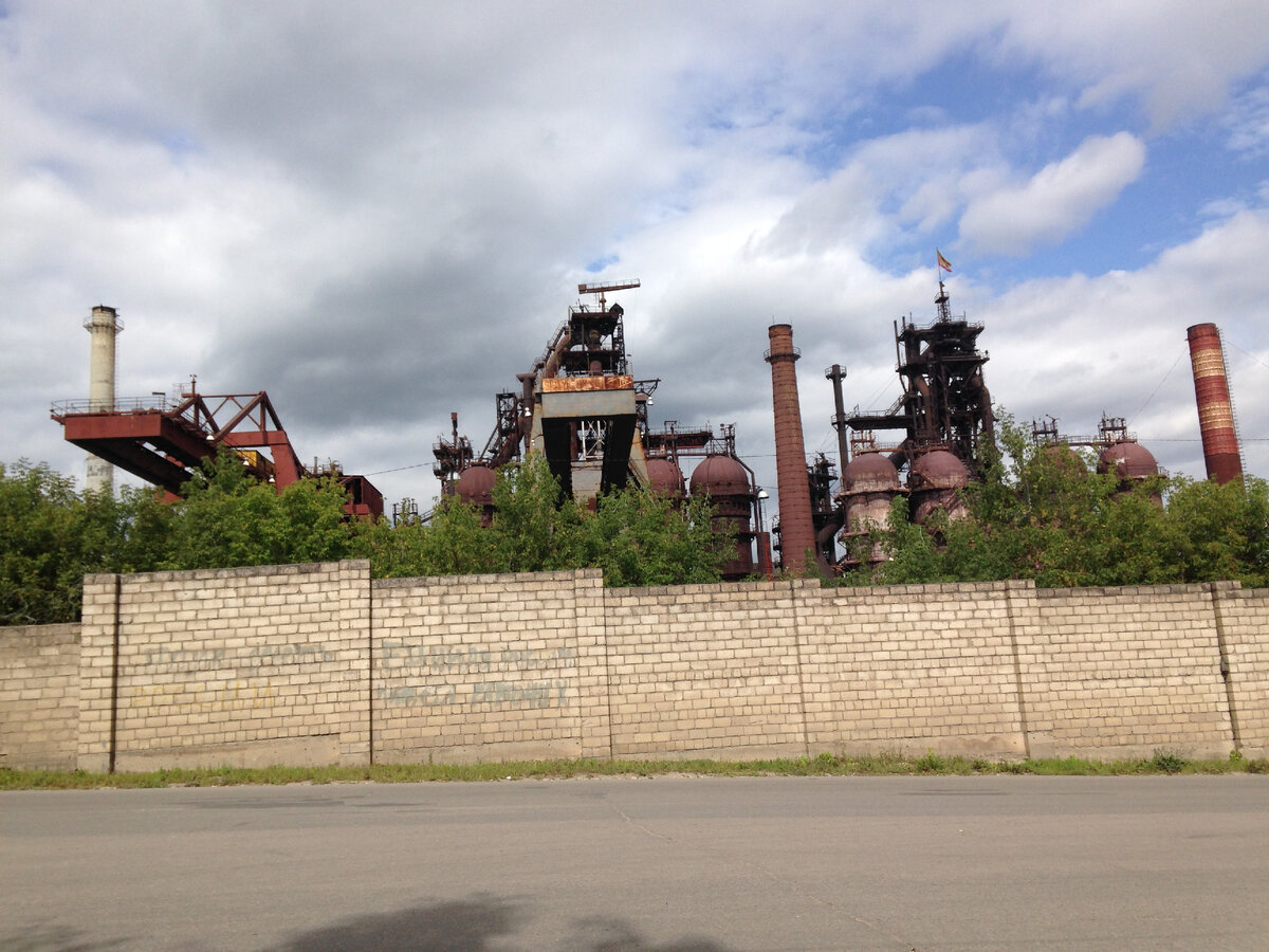 Не помню уже сейчас, что это был за завод, но очень уж понравились мне массивные ржавые конструкции. Фото автора.