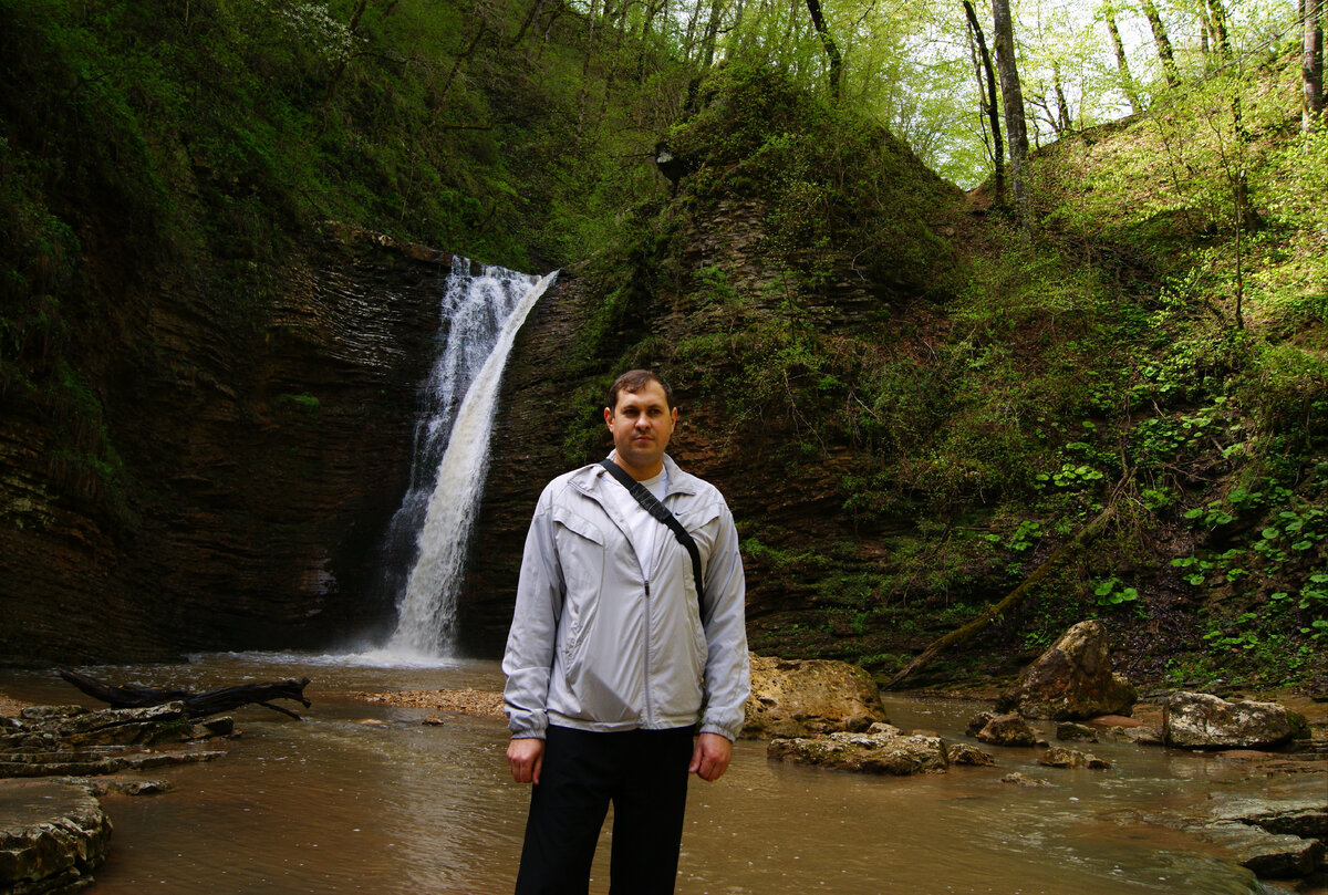 справа от водопада "Девичья коса" видна не оборудованная тропа к верхнему маршруту