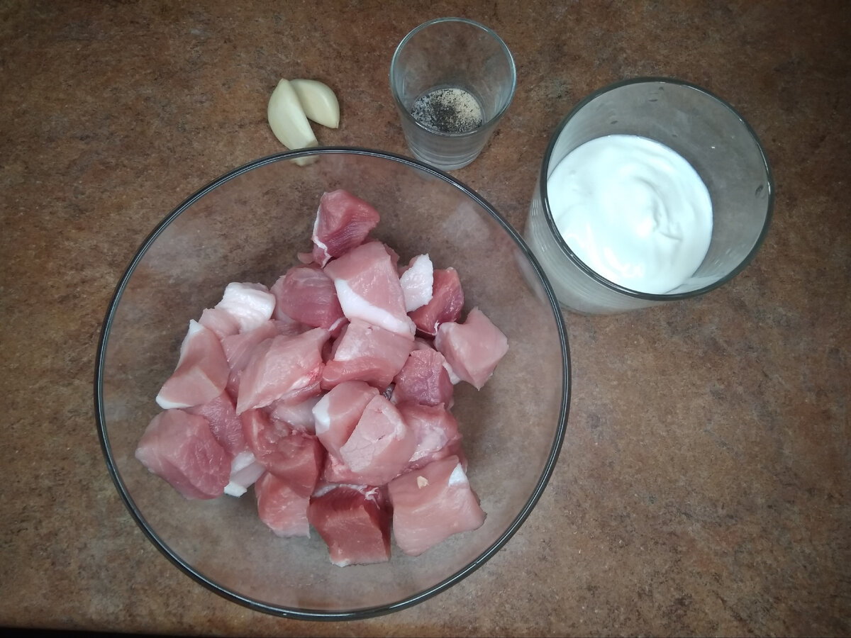 Свинину режем кубиками примерно 2*2 см. 