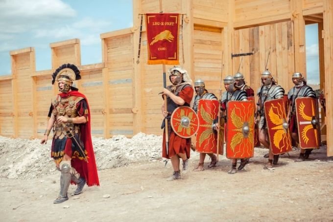 Римские легионеры выходят из Каструма на Федюхиных высотах. Источник: relrus.ru