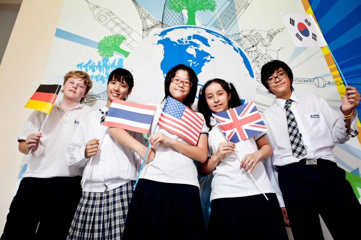 Журнал иностранных языков в школе. Студенты США. Студенты из разных стран. Учеба по обмену. Школьники в Америке.