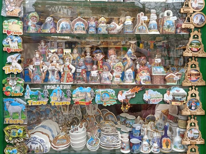 Сувениры с символикой Твери. Фото автора.