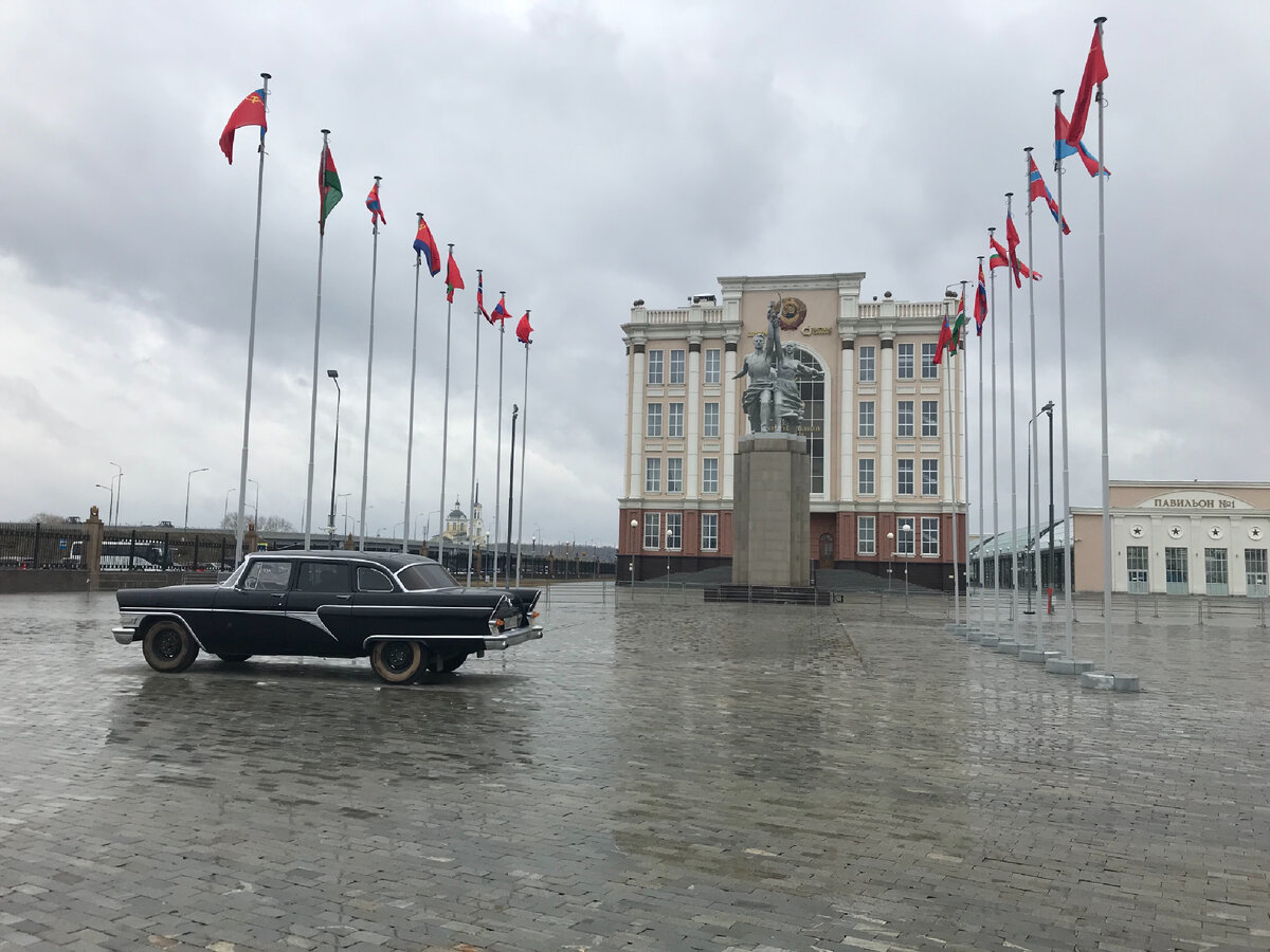 Видите эту «Чайку»? Это автомобиль 1971 года выпуска. На нем можно покататься за 300 рублей. 