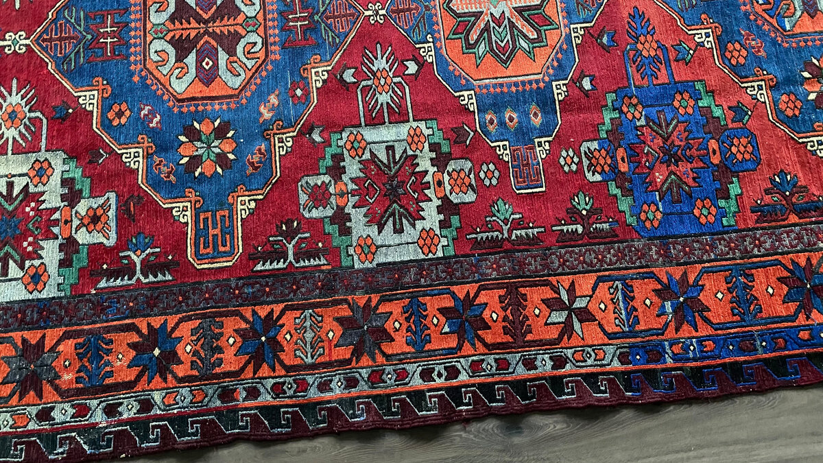 На фото — ковер безворсовый ручной работы (сумах).