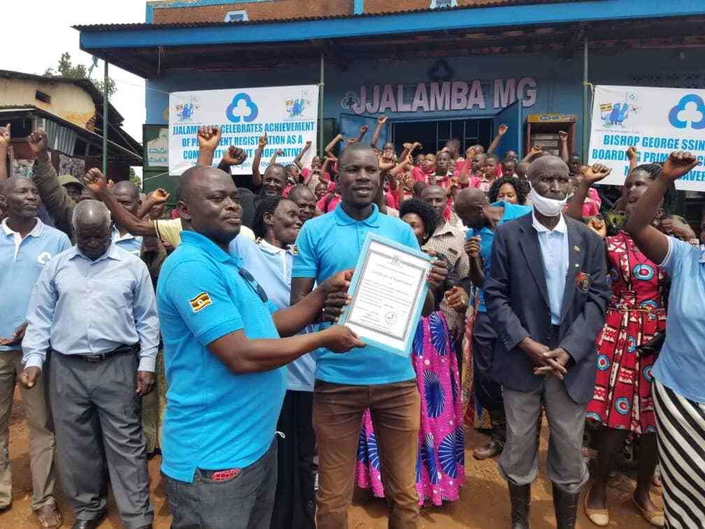 Сотрудники  дочерней компании Корейской федерации общественных кредитных  кооперативов в Уганде празднуют получение фирмой лицензии постоянного  представительства от правительства Уганды (KFCC)