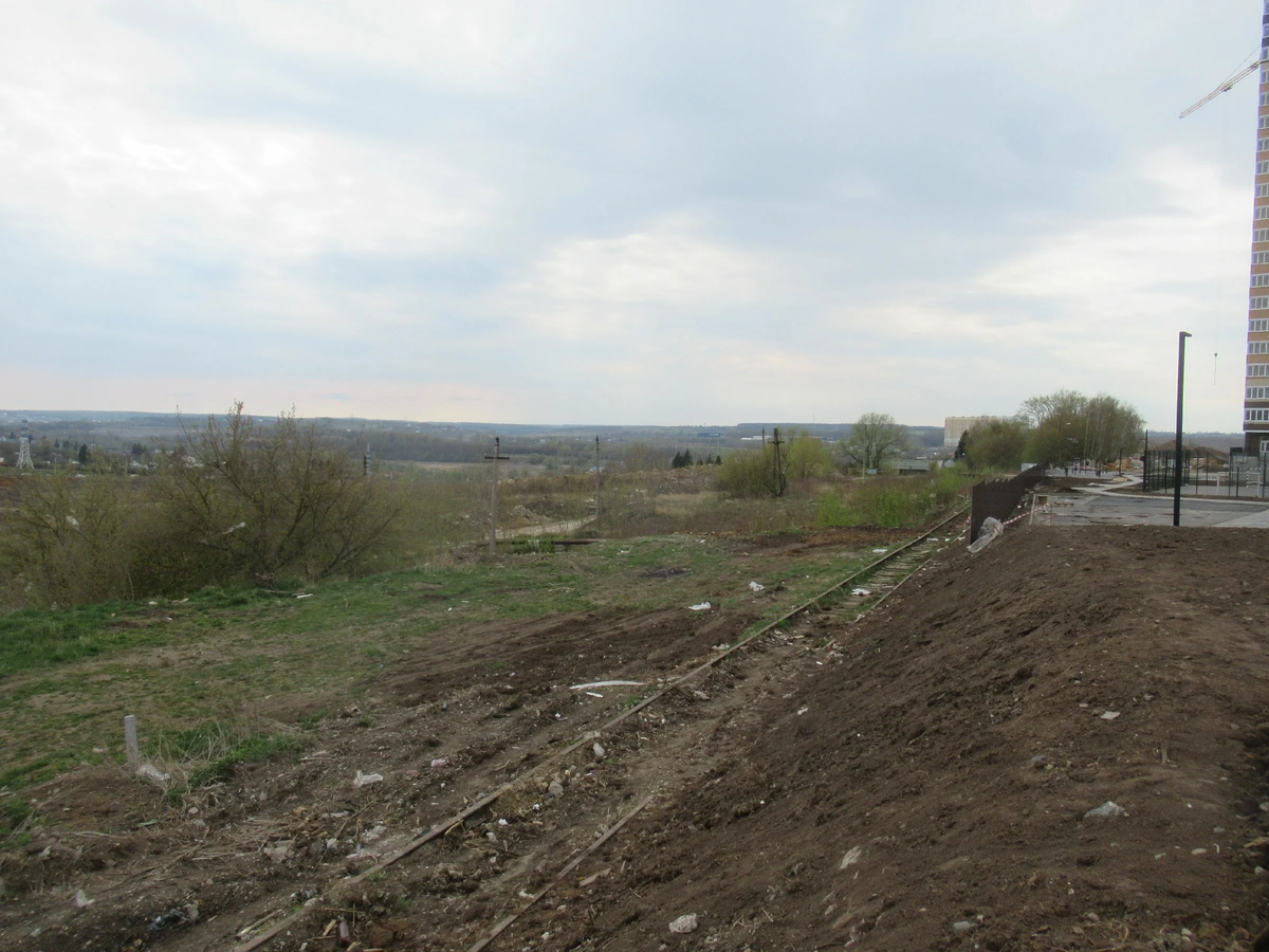 Частично засыпанный путь в районе строительства смарт-квартала на ул. Сурикова, 02.05.2020