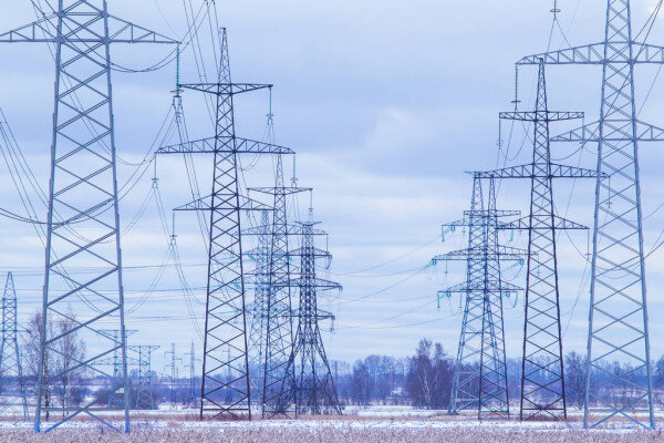 Встречаются участки, посреди которого стоит вот такие ЛЭП. Фото из свободного доступа.