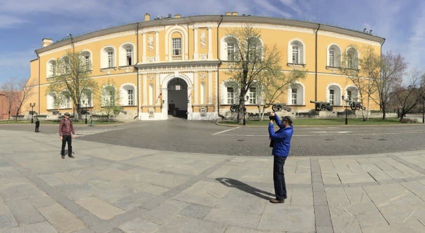 Напротив Дворца Съездов расположено здание Арсенала - бывшее хранилище военных трофеев заложенный Петром I в 1701 году. Возле здания расположилась трофейная наполеоновская артиллерия. 