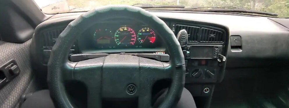 У передней панели современная эргономика.