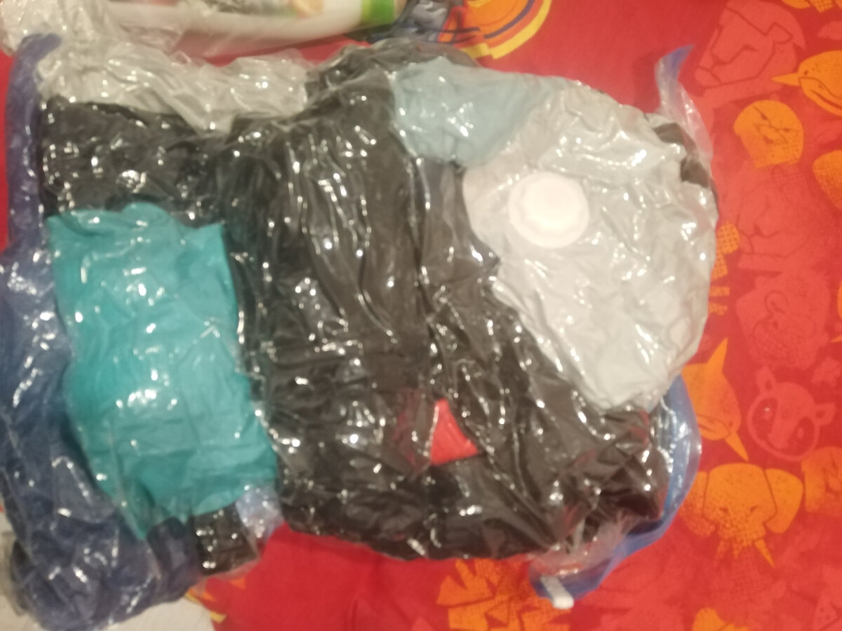 Вот такие удобные герметичные пакеты. В один этот пакет влезло 3 теплых кофты, 2 теплых штанов, 2 простых спортивных треников, и штук 5 футболок. 