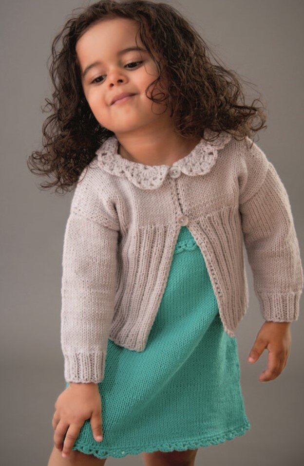 Свитер для девочки. Вязаные кофточки для девочек 3 лет. Вязаные детские кофточки. Кофточка для девочки. Вязаная кофта для девочки.