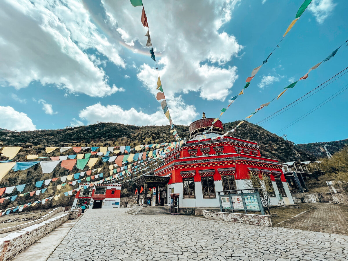 Разноцветные флажки - визитная карточка Тибета. На этих флажках написаны молитвы. Развеваясь на ветру, они быстрее долетают до богов 