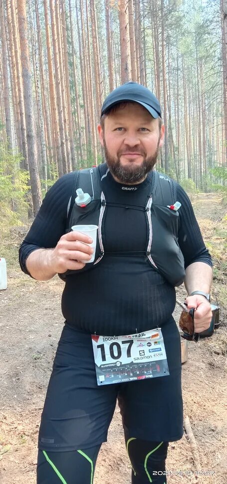 Бегун из Ноябрьска Вячеслав Мингазетдинов - из-за травмы колена не смог продолжить бег на 100 км дистанции 