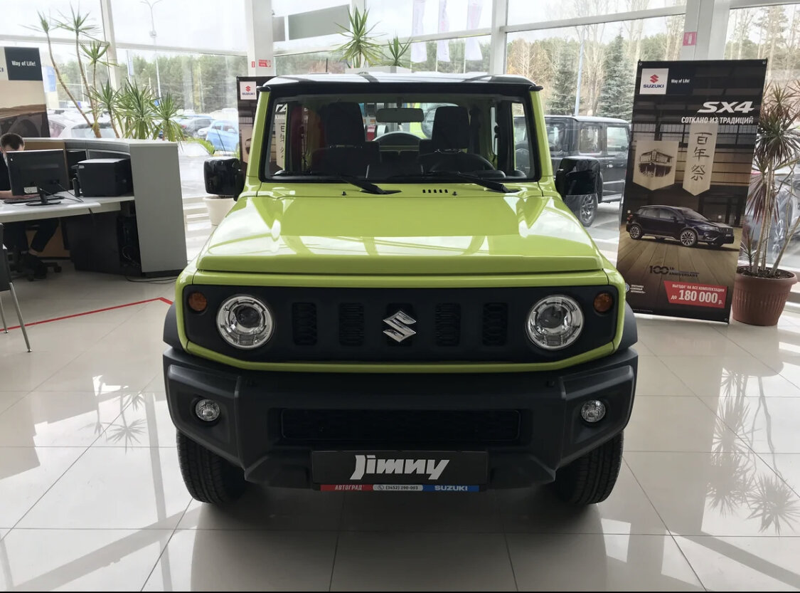 Мал, да удал! Новый кузов Suzuki Jimny действительно выглядит очень привлекательно. Не смотря на маленький размер, из-за "кубичности" автомобиля он не смотрится миниатюрным или женским, наоборот, компактный внедорожник - вот какая мысль возникает при виде Jimny!
