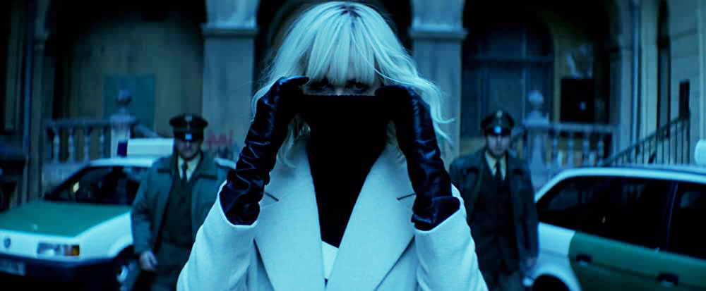 Кадр из фильма Atomic Blonde. Режиссер: Дэвид Литч. Оператор: Джонатан Села. Производство: 87Eleven, Closed on Mondays Entertainment, Denver and Delilah Productions, Film i Väst, Focus Features, Sierra Pictures (III), T.G.I.M Films. Показ в России: Централ Партнершип