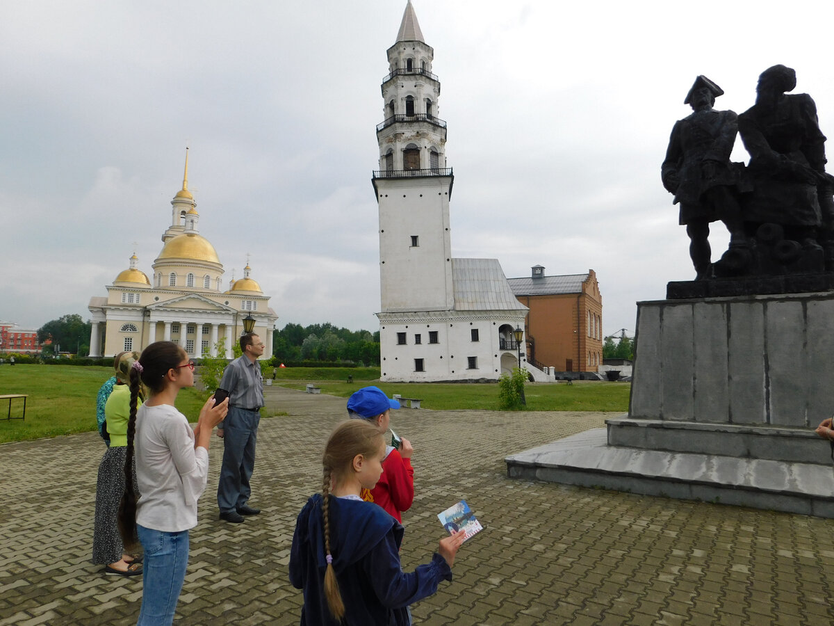 Невьянская наклонная башня и памятник Демидовым. Фото автора.