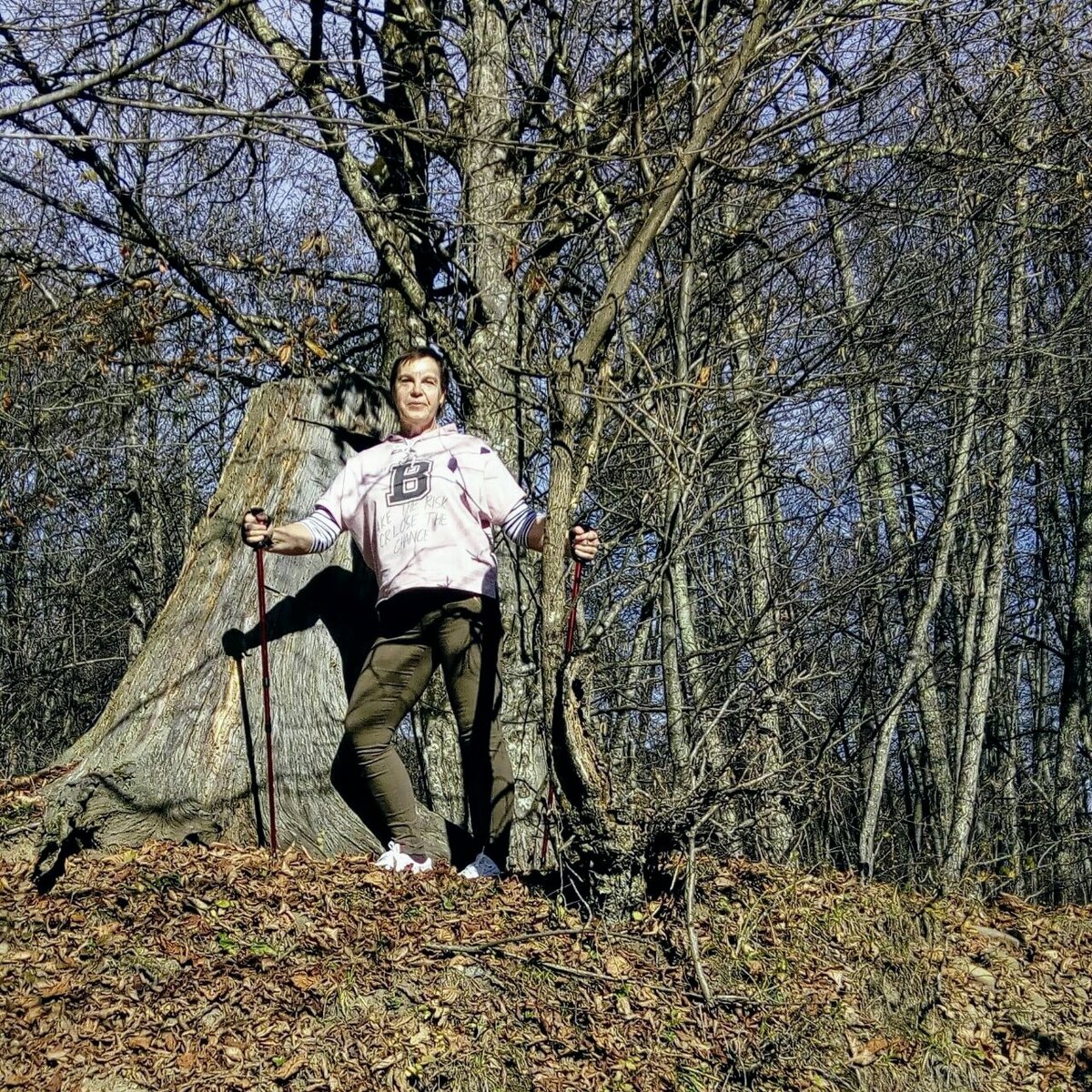 На природе тоже со скандинавскими палками.