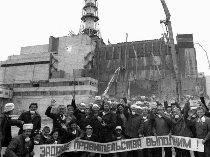 Пожарные, работающие на месте аварии.