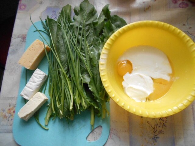 зеленый лук, щавель, цикорий, сыр, творог и масло, будет вкусно