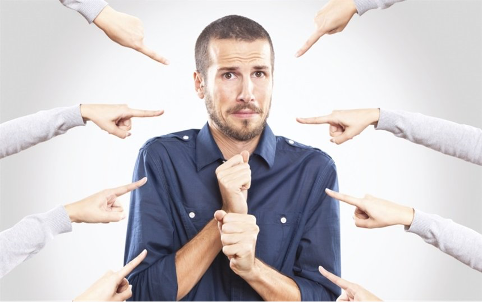 Инструктивная критика. Общение с трудными людьми. Толпа злится. Критикующий человек. Критикующий человек.