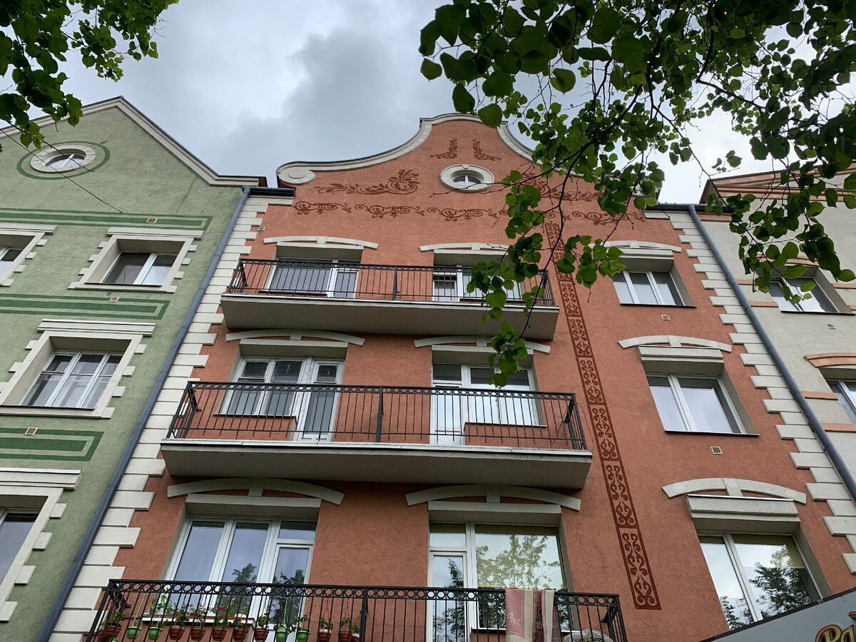 Фасады хрущёвок. Ну ведь не узнать, правда же! Фото автора